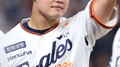 [PO4] 시리즈 마침표 위해 꺼낸 ‘고졸 신인’ 선발… 김경문 감독 “정우주, 어리지만 담대합니다”