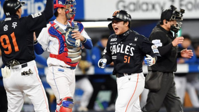 [포토]한화 문현빈, 이번엔 3점 홈런!