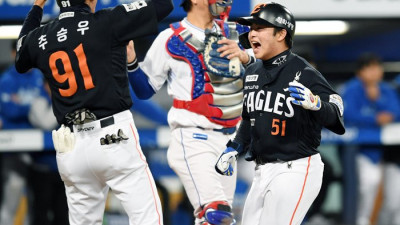 [포토]한화 문현빈, 3점 홈런의 기쁨