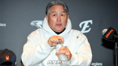 [포토] 김경문 감독 ‘투수 폰세, 와이스 2명이면 됩니다’