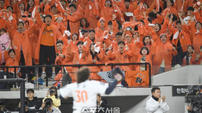 [포토] 폰세 호투에 환호하는 한화팬들