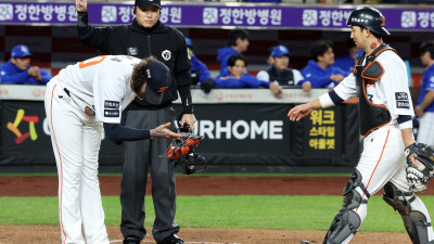 강타 맞고도 “OK” 외친 폰세, 포수 최재훈에게 90도 인사한 사연은 [현장 비하인드]