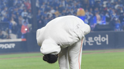 [포토]고개 숙여 감사의 인사를 하는 한화 폰세