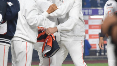 [포토]한국시리즈 진출의 기쁨을 나누는 한화 김경문 감독과 폰세
