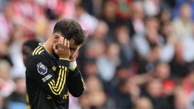 꾸준히 사우디 ‘관심’받는 맨유 주장 페르난데스는 ‘확고’하다 “알 힐랄과 대화, 어디로 떠나고 싶은 마음 없어”