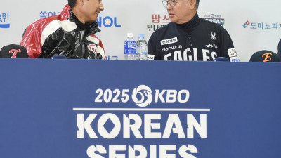 [포토] 김경문-염경엽 감독 ‘환한 미소로 대화’