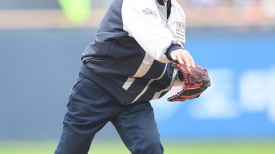 [포토] 시구하는 김재박