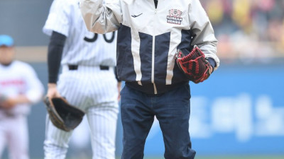 [포토] 시구에 앞서 관중에 인사하는 김재박 전 감독