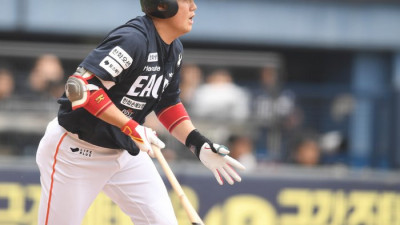 [포토] 하주석, 2회 깔끔한 우중간 안타