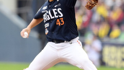 [포토]한화 정우주, 한국시리즈 1차전 등판