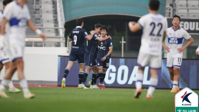 드디어 해낸 김도균 감독 부임 후 첫 ‘3연승’…서울 이랜드, 3위 부천과 2점 차 ‘맹추격’