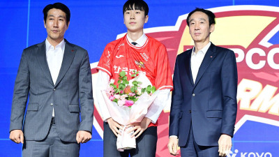 ‘고교생 거포’ 방강호 男 드래프트 1순위 영예 안고 한국전력행… ‘몬차 출신’ 이우진은 2순위 삼성화재 품으로