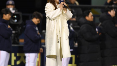 [포토] KS 2차전 애국가 부르는 신문희