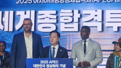 [SW현장] “평화의 링, 기대된다” APEC 앞두고 ‘슐츠-본야스키’ 종합격투기 전설들 한자리