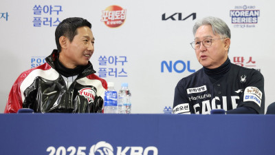 LG 최초 2회 통합우승 감독 노리는 ‘염’, 5번째 KS 준우승 걱정하는 ‘문’… 대조되는 수장들의 표정
