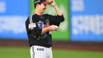 [포토] 유영찬 ‘만루에 볼넷을 허용하다니’