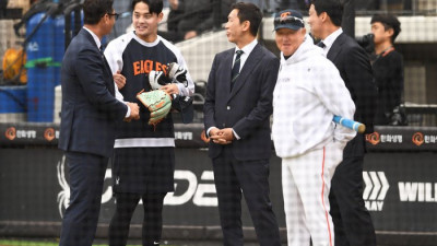 [포토]박용택 해설위원과 이야기 나누는 한화 문동주