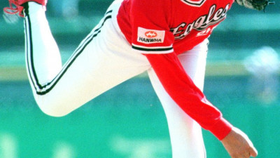 ‘한화 1999 우승 멤버+영구결번’ 정민철·장종훈, 5차전 시구·시타…애국가는 NCT 도영 [KS5]