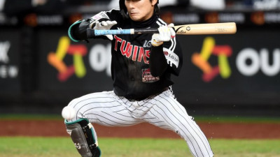 [포토] 신민재, 보내기 번트 성공