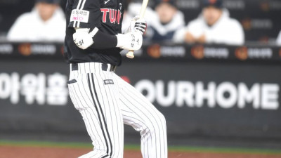 [포토] 김종수 투구에 맞는 홍창기