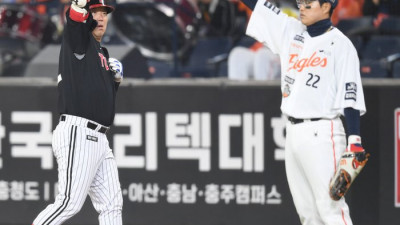 [포토] 김현수, 6회 1점 더 달아나는 적시타