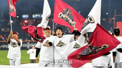 [포토] 김현수-유영찬 ‘응원 감사합니다’