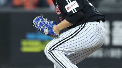 굴곡진 KS 뚫고, ‘V4’ 엔딩 물들인 클로저 유영찬… “글러브 너무 세게 던졌나봐요”