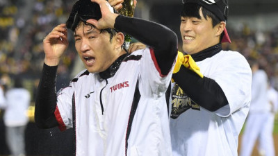 [포토] 박해민에 샴페인 공격하는 천성호