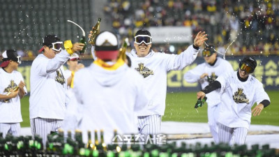 [포토] 샴페인 샤워 즐기는 김현수