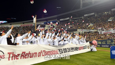 대전서 못 딴 샴페인, 잠실서 원 없이! ‘통합 챔피언’ LG, 만원 관중과 ‘우승 축제’ 즐겼다 [LG우승 현장속으로]
