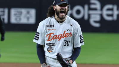 한화생명볼파크 흙 챙긴 폰세…2026년 빅리그 갈까