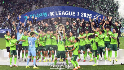 [포토]K리그1 10번째 우승 트로피 들어올리는 전북
