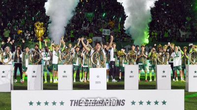 [포토]10번째 우승컵 차지하는 전북