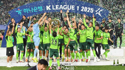 [포토]10번째 우승 트로피 들어올리는 전북의 최철순