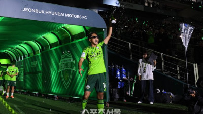 [포토]샴페인 뿌리며 입장하는 전북 이승우