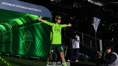 [포토]선글라스 끼고 우승 기념행사 참석하는 전북 송민규