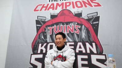 ‘염갈량’이 감독 최초 30억원 시대 열어젖혔다.
..LG, 통합우승 2회 이끈 염경엽 감독과 3년 최대 30억원에 재계약