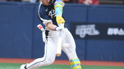 [포토] 3회 내야안타 치는 안현민