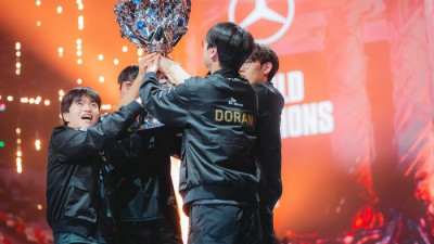 “끝까지 버텨줘서 고맙다” T1 김정균 감독, 우승 공은 ‘선수·코치’…3연패 진짜 숨은 공신 [SS롤드컵]