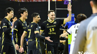 ‘결정력’과 ‘서브’가 승부를 갈랐다…‘삼각편대 66득점 합작’ KB손해보험, 한국전력 3-1로 꺾고 선두 도약[현장리뷰]