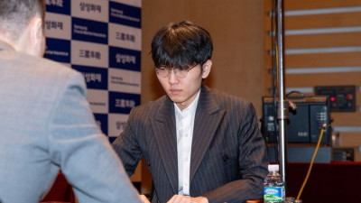 엇갈린 한중 바둑 톱티어…신진서는 랴오위안허에 불계패 ‘이변’, 딩하오는 이지현 꺾고 3연패 향해 순항
