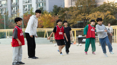 서울 이랜드 FC, 등원초서 일일 축구 교실 '스마일스쿨' 개최… 김하준, 일일 코치 참여