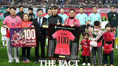 이재성 '센추리클' 가입 기념식 [TF사진관]