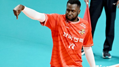 발목 ‘부상’ 안고 뛰는데, 2경기 54득점에 첫 ‘트리플크라운’까지…본격적으로 ‘위력’ 더하는 한국전력 베논