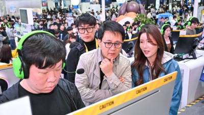 “게임의 미래는 이용자 곁에 있다” 넷마블 방준혁 의장, 2년 연속 지스타 현장 방문 ‘민심’을 듣다 [지스타 2025]