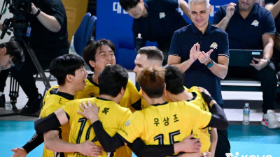 카르발류 감독의 ‘믿음의 배구’… KB손해보험 ‘삼각편대’ 해결력 업그레이드