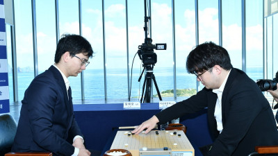 신진서·박정환 꺾은 랴오위안허의 매서운 돌풍… 삼성화재배 결승 1국서 딩하오 격파