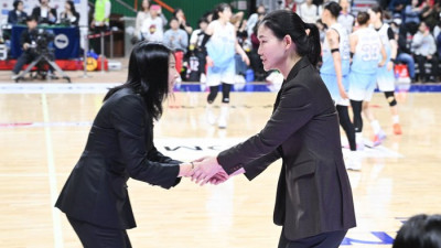 女농구 사상 첫 여성 사령탑 맞대결→누가 웃었는지 중요하지 않다 [SS시선집중]