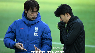 대화 나누는 홍명보-손흥민 [포토]