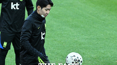 반창고 붙이고 훈련하는 이강인 [포토]